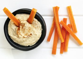 Bastones de zanahoria con hummus