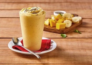 Batido de mango con banana, miel y chía