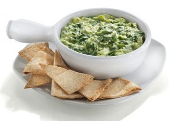 Dip de espinacas con alcachofas y chips integrales