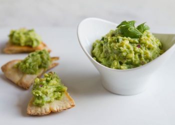 Guacamole casero con pico de gallo y pan pita