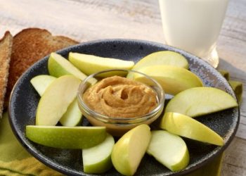 Manzana amarilla picada (sin cáscara) con mantequilla de almendra
