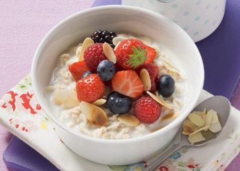 Taza de avena con frutas y canela (caliente o fría)