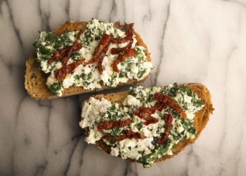 Tostada Integral de Ricota y Espinaca