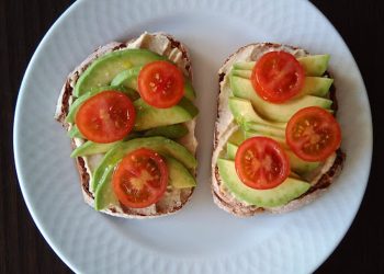 Tostada integral con hummus, aguacate y tomate