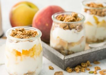 Yogurt griego con granola y frutas